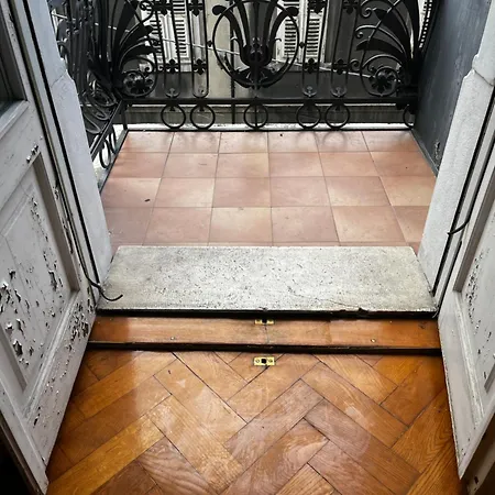 Emily In アパート *